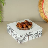 ستاند لتقديم الحلوى بصحن زجاج و قاعدة مزينة بالنخل...