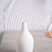 فازة سيراميك بتصميم مميز باللون الابيض مقاس 22 سم