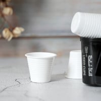 موزع مشروبات بعبارة ( أهلاً و سهلاً ) باللون الأسو...