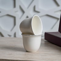 طقم فناجين قهوة سيراميك أبيض فاخر بتصميم ناعم للضي...