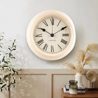 ساعة حائط دائرية كلاسيكية باللون الوردي الفاتح مقا...