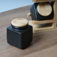 طقم علب بهارات مع استاند لون اسود و بيج - 7 حبات