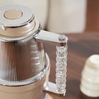 ترمس الشاي والقهوة بتصميم عصري باللون البيج والفضي...