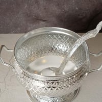 بادية ألومنيوم كبيرة بغطاء وملعقة ذات نقوشات مميزة...