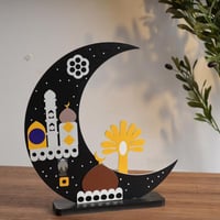 ديكور خشبي ملون بتصميم هلال رمضاني