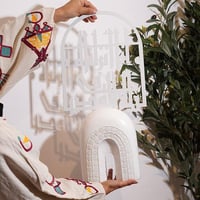 ستاند بتصميم بوهيمي بعبارة (إنا أنزلناه في ليلة ال...