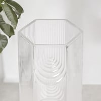 فازة زجاج بتصميم ديكوري أنيق لون شفاف مقاس 23 سم