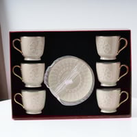 طقم فناجين قهوة مع صحون بنقوشات وردة لون بيج وذهبي...