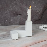 شمعدان سيراميك باللون الابيض بتصميم فريد و رائع