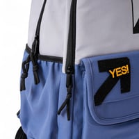 شنطة ظهر مدرسية مع مقلمة بلون أزرق ولمسات رمادية