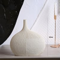 فازة سيراميك بتصميم عصري باللون الابيض مقاس 23 سم