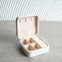 علبة تنظيم المجوهرات بتصميم مميز لون ابيض مقاس 11x...