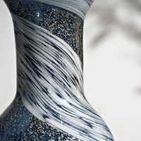 تحفة ديكور زجاجية بتصميم متدرج مع لمعة ذهبية