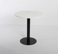 طاولة كافي بتصميم دئري لون أسود x أبيض مقاس 70x75...