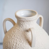 فازة سيراميك بتصميم مميز لون بيج مقاس 40 سم