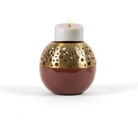 شمعدان بشكل دائري مزخرف لون ذهبي و احمر مقاس 10 سم...