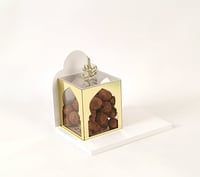 علبة لتقديم الحلوي باللون الذهبي على الطراز الإسلا...