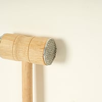 مطرقة لحوم خشبية بأطراف معدن باللون البيج