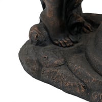 نافورة بتصميم ولد صغير يلعب بلماء مع العصافير لون...