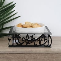 صحن تقديم الحلوى اكريلك بقاعدة معدن بعبارة (إفطارا...