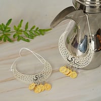 تعليقة اكريلك مصممة بعبارة شاي باللون الفضيو الذهب...