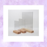 اكريليك شفاف مع ستاند خشب بيج