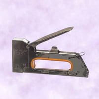 دباسة خشب مع علبة دبابيس