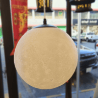 قمر مضيء معلق