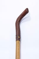 عكاز عتم. زيتون ملبسه بالجلد طبيعي