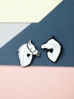 ستيكر لاصق معدني للجوال - الخيل