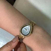 ساعة نسائية بروشا ذهبي صدف