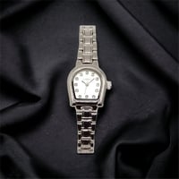 ساعه نسائيه موديل أقنر فضي ميناء فضي فصوص