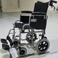 كرسي متحرك خفيف INTCO بكفرات صغيرة تصميم إرغونومي...