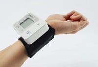 كرتون جهاز قياس ضغط الدم من المعصم أومرون RS2 حساس...