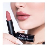 أحمر شفاه مطفي وردي من Calla Makeup مرطب كريمي طوي...
