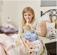 بخاخ ضاغط للأطفال أومرون نامي كات مع معدل 0.35 مل/...