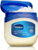 بتروليوم جيلي من Vaseline (فازلين) مرطب وحامي للبش...