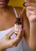 سيروم للوجه من OZNATURALS بفيتامين C وحمض الهيالور...