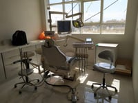 كرسي عيادة أسنان بي كير، هيكل معدني مريح للاستخدام...