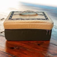 حقيبة Tokyo Koch Kult باغراضها