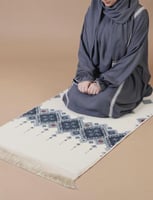 طقم سجادة و ثوب صلاة مطرز