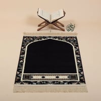 سجادة فاخرة باللون الكحلي