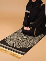 طقم سجادة و ثوب صلاة مطرز أسود
