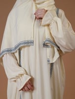 ثوب صلاة مطرز سماوي