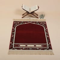 سجادة فاخرة باللون العنابي