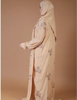 طقم سجادة و ثوب صلاة مطرز بيج