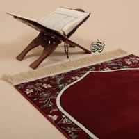 سجادة فاخرة باللون العنابي