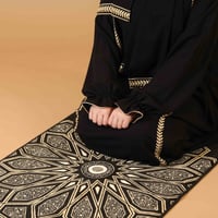 طقم سجادة و ثوب صلاة مطرز أسود