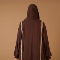 طقم سجادة و ثوب صلاة بني مطرز