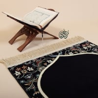 سجادة فاخرة باللون الكحلي